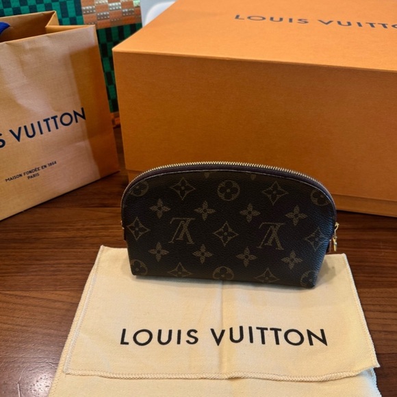 Louis Vuitton Handbags - Louis Vuitton Monogram Cosmetic
Pouch 5 Inch M47515